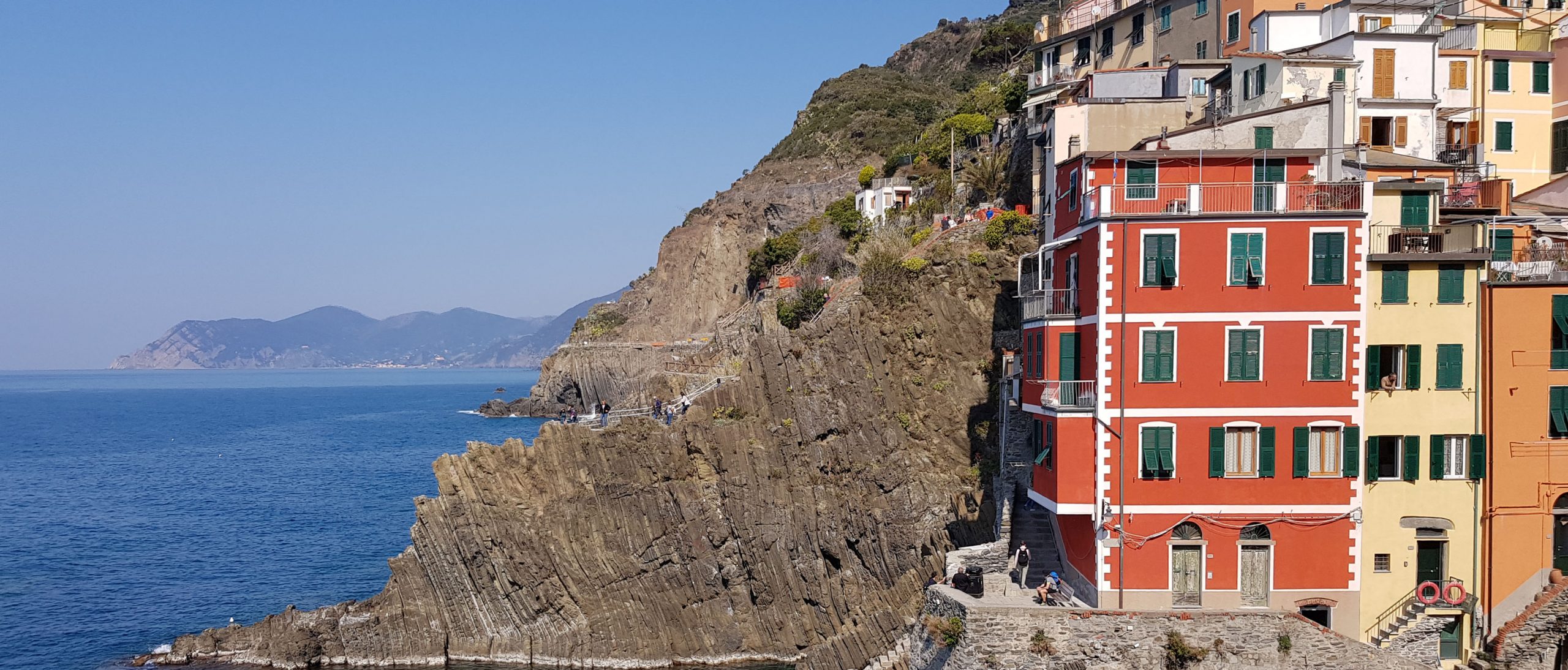 Workation Beitrag: Blick auf Meer und farbenfrohe italienische Kleinstadt