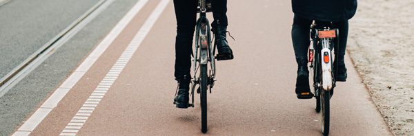 Fahrradfreundlicher Arbeitgeber - Zwei Fahrräder auf Fahrradspur